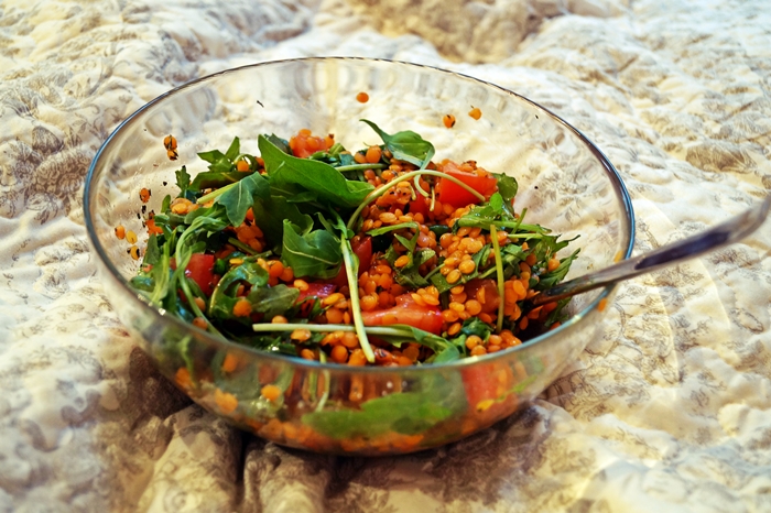 Rote-Linsen-Salat mit Rucola und Tomaten