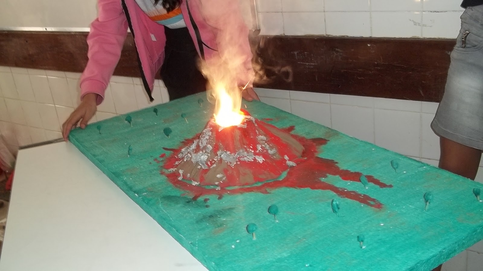 Como Fazer Um Vulcão Em Erupção Caseiro