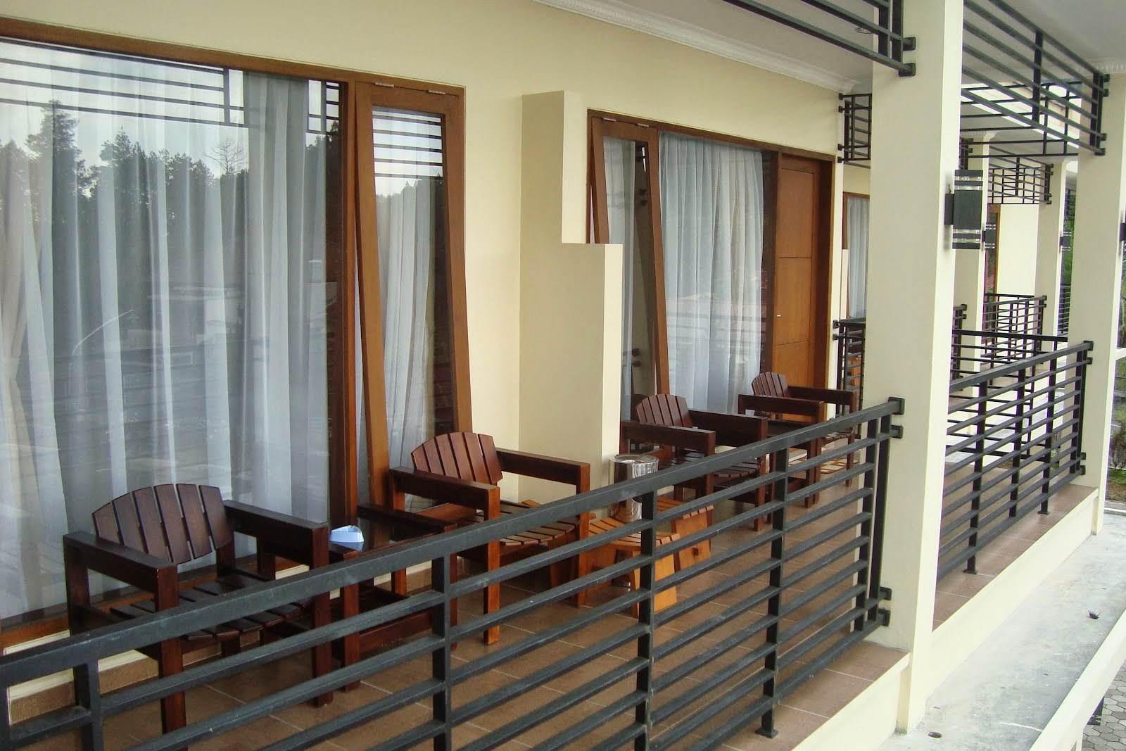 Desain Balkon dengan Gaya Minimalis  dan Elegan Rumah Minimalis  Sederhana