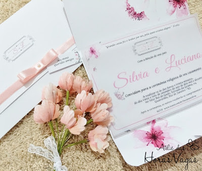 convite de casamento artesanal personalizado delicado sofisticado floral aquarelado flor de cerejeira sakura oriental envelope estampado translucido papel vegetal estampado laço chanel de cetim rosa rose gold