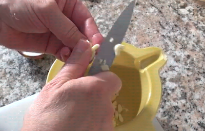 cortar el ajo y picarlo