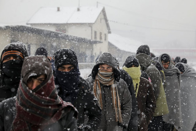 Belgrado, migranti in fila per il cibo sotto la neve