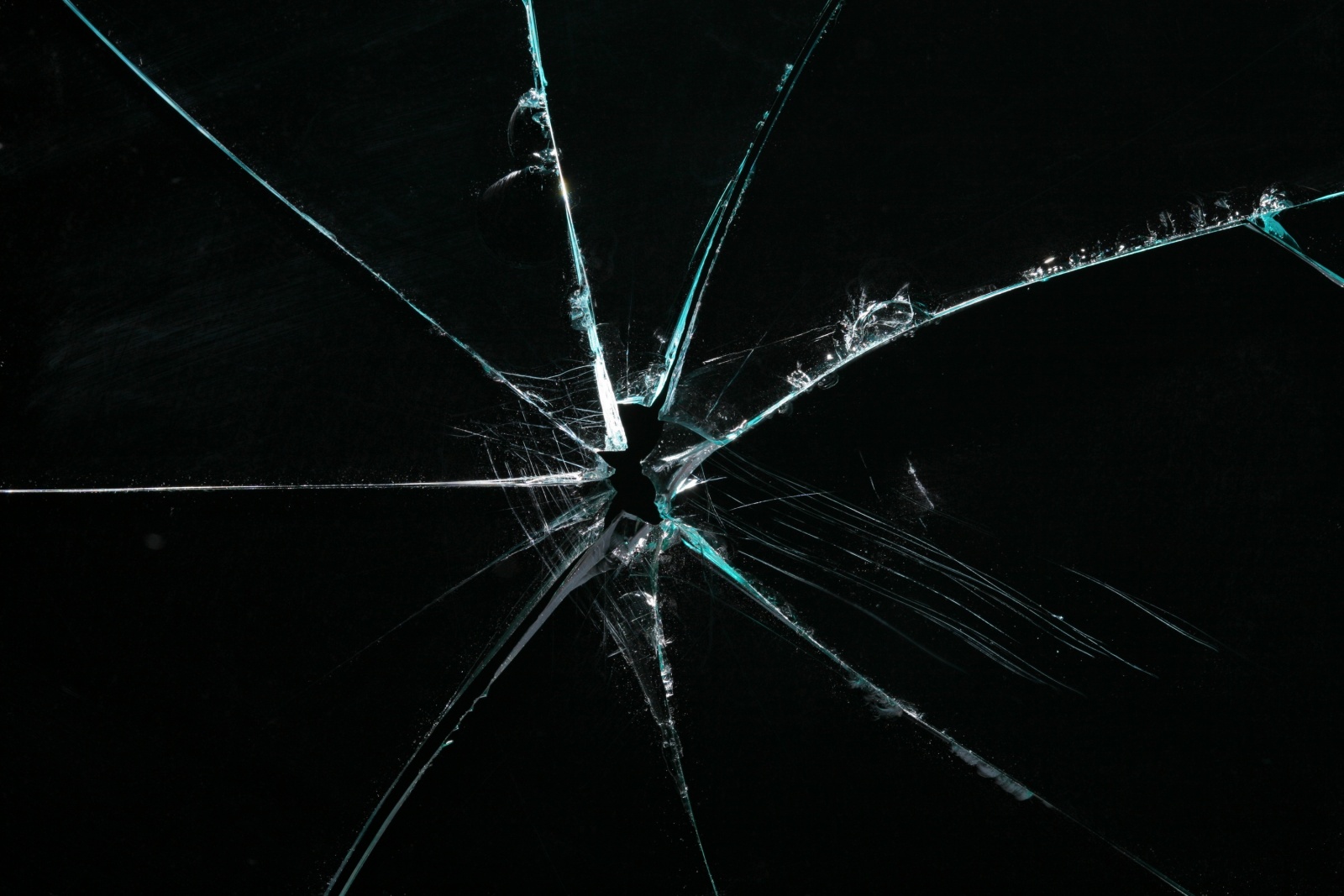 Стеклянные трещины. Разбитое стекло. Трещина на стекле. Треснутое стекло. Эффект разбитого стекла.