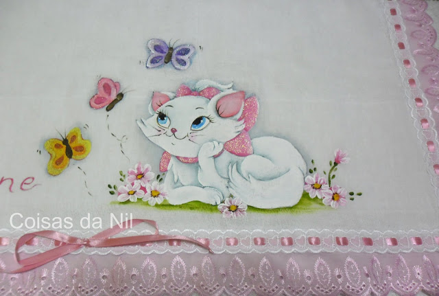 "fralda pintada para menina com a gata marie"