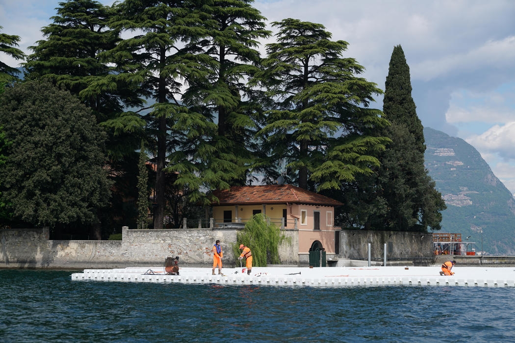 13-Christo-and-Jeanne-Claude-The-Floating-Piers-Walkways-on-Lake-Iseo-Italy-www-designstack-co