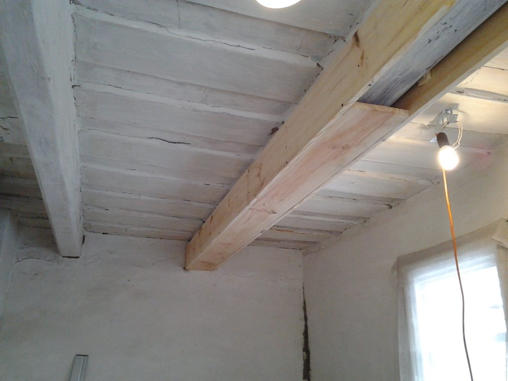 сделать потолок старом доме. декоративные потолочные балки. потолок в старом деревянном доме. потолок в деревянном доме. потолок в старом деревянном доме.