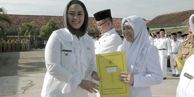 Bupati Karawang dr. Cellica Nurrachadiana secara simbolis menyerahkan SK.