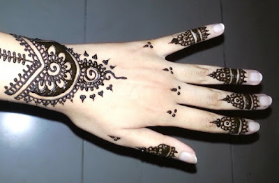 Ketika tato henna diterapkan pada pengantin wanita, itu berarti bahwa ia akan memiliki kehidupan perkawinan bahagia.