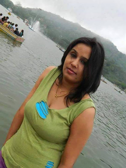 Desi Indian Girlfriend In Cute Loving Pics 