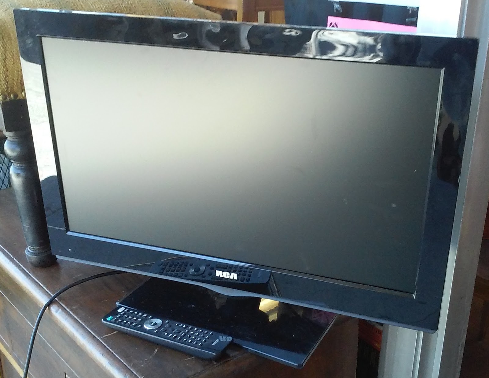 UHURU FURNITURE & COLLECTIBLES SOLD 3422 RCA HDTV / DVD Combo (26