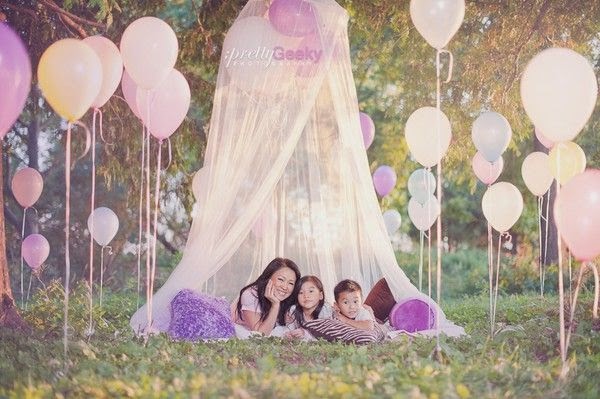 Familia entre globos en el jardin