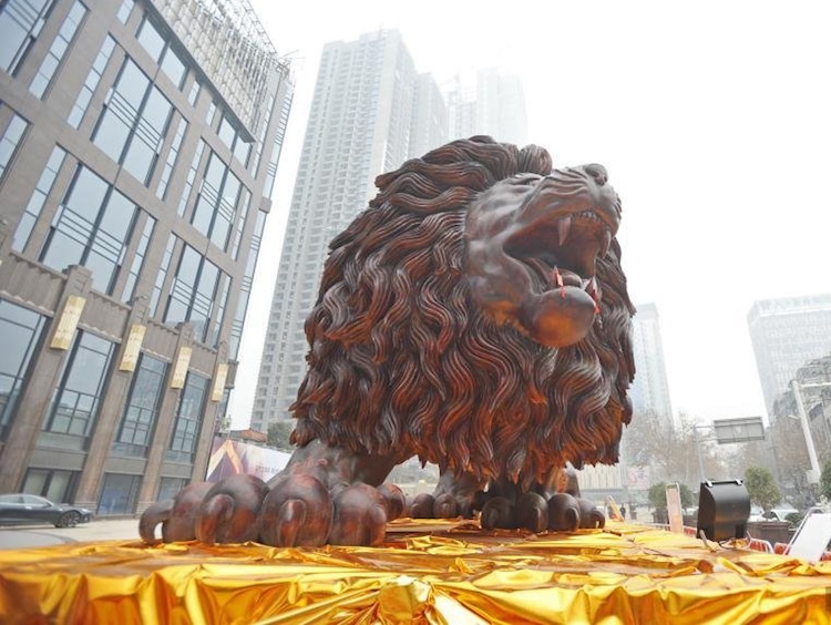 This Giant Lion Carved From A Single Tree Trunk Took 20 People Three Years To Complete (Pictures)