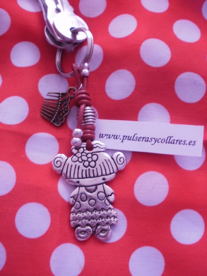 llavero de cuero y zamak, regalo feria de abril