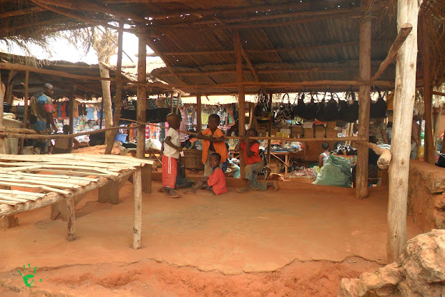 I bambini al mercato di Noepé, Togo, Africa