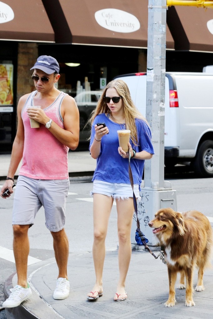 Amanda Seyfried In shorts, takes her dog photos ~ world actress photos