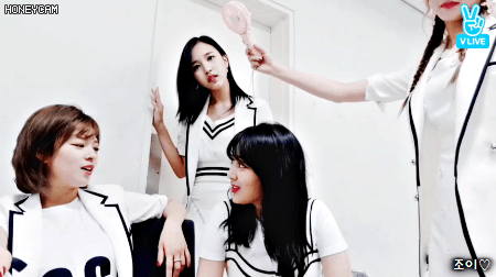 현재 브이앱중인 존예로운 흰 트와이스.gif