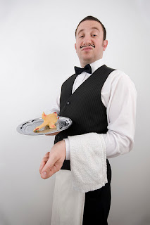 foto camarero francés con cara de desprecio