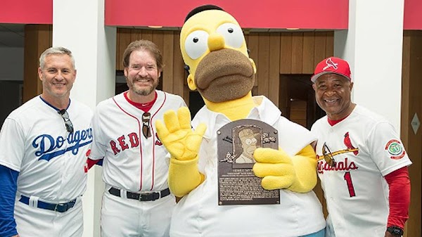 Homero Simpson es reconocido en el gran Salón de la Fama del Béisbol