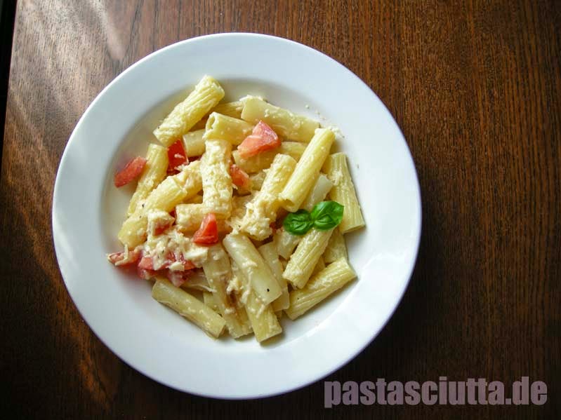 Spargel-Pasta mit Knoblauch, Sahne und Parmesan