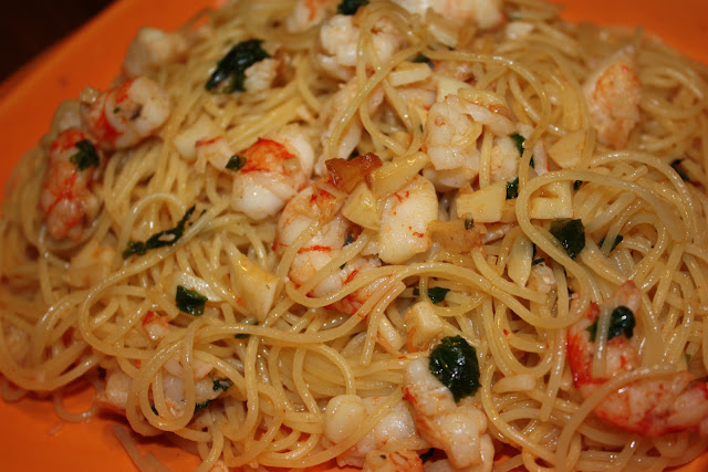  espaguetis con langostinos,ajo y perejil 