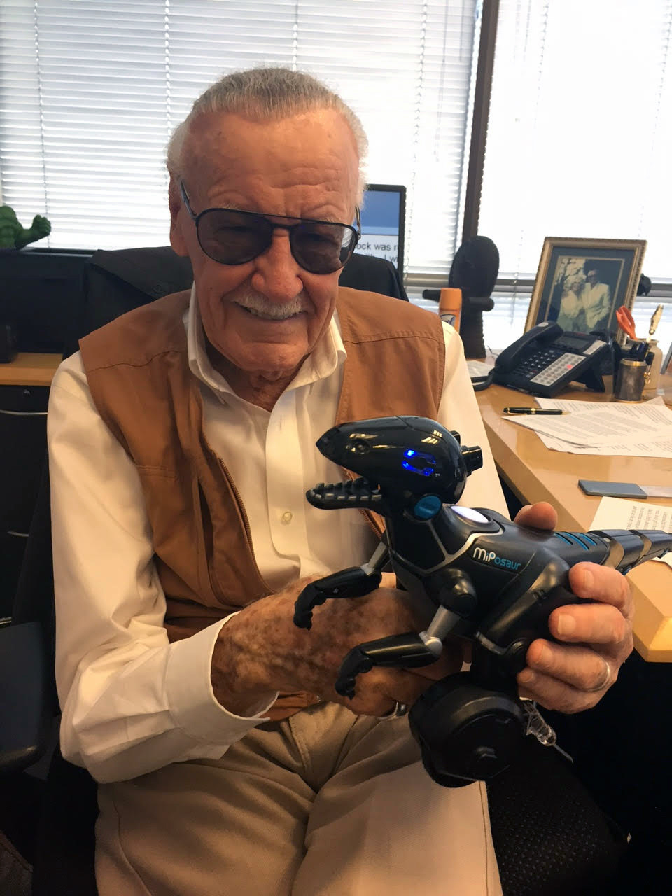 Intermediate Ansvarlige person Overlegenhed UC San Diego Jacobs School of Engineering blog: MiPosaur robot gets to meet  Spiderman creator Stan Lee
