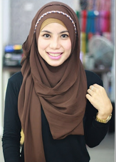 4 Aksesoris Hijab Agar Kamu Tampil Cantik dan Serasi Aksesoris Hijab : Headband