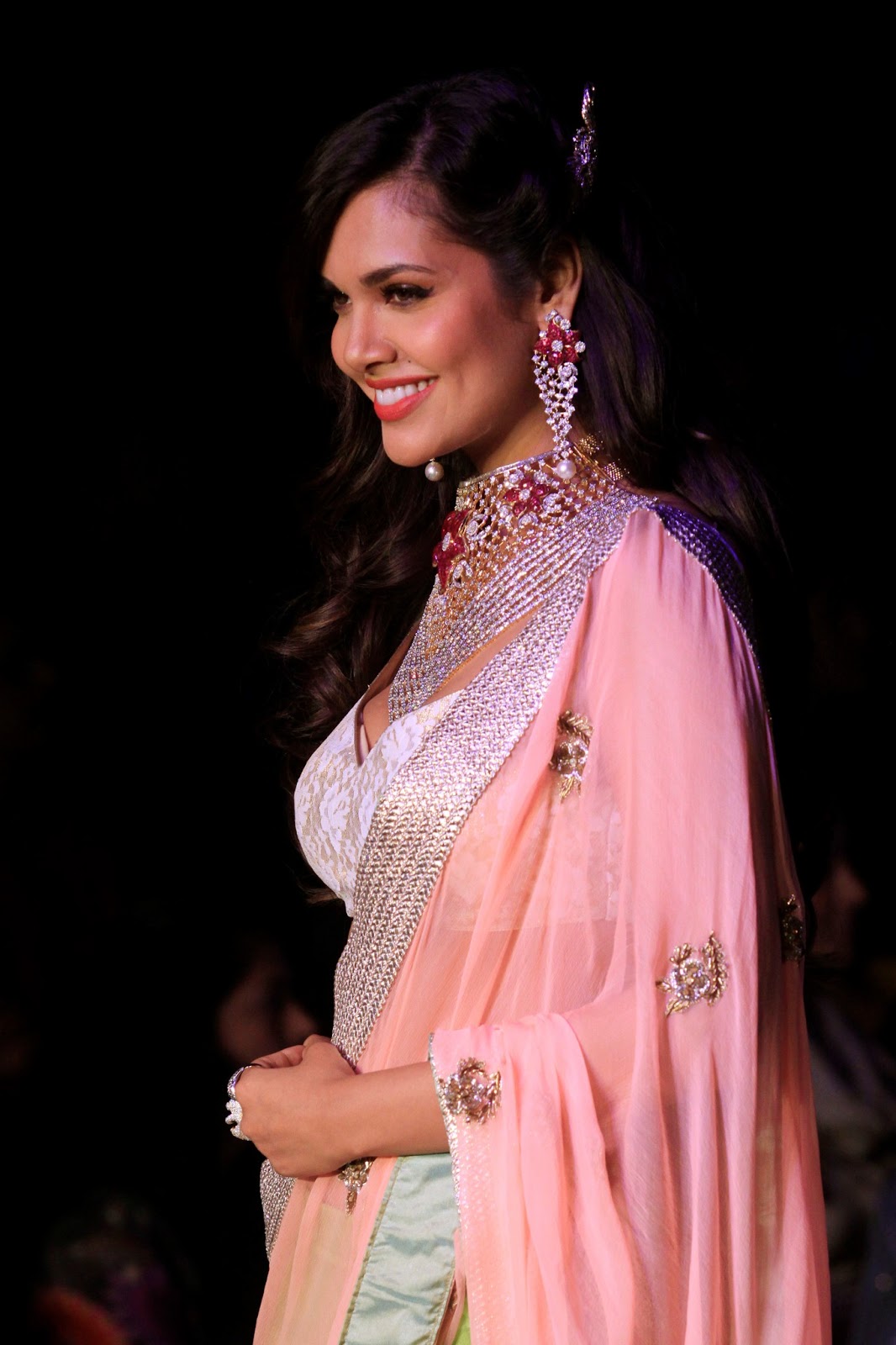 Esha Gupta in traditional jewellery designs catwalk - Sexy Brunette