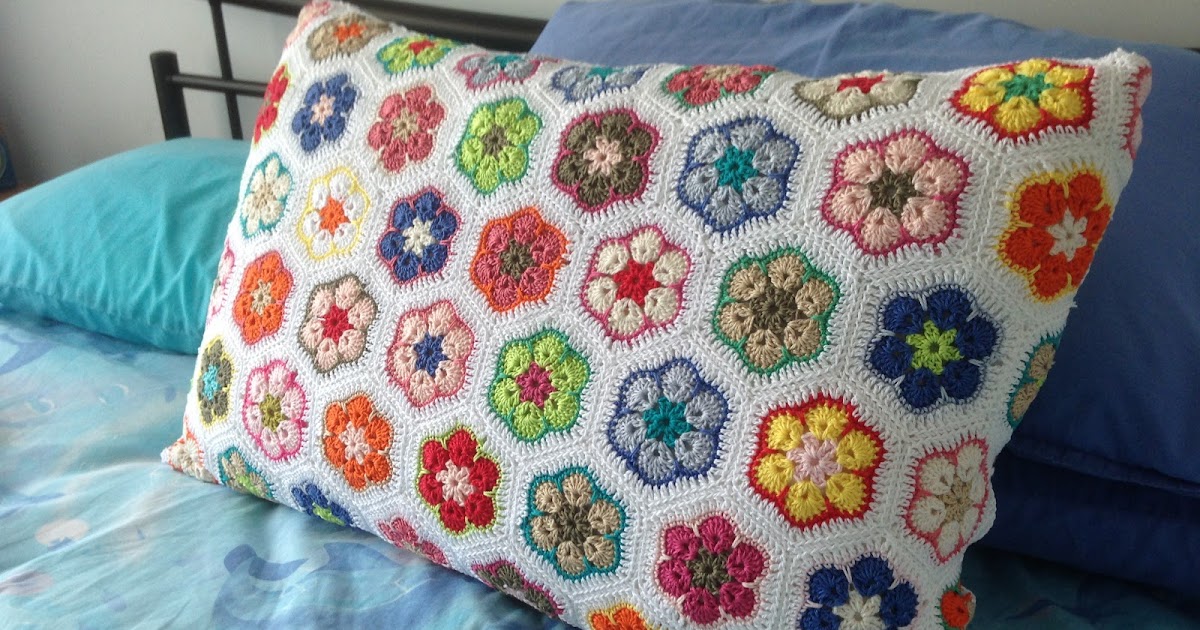faerytale-crochet-african-flower-pillow