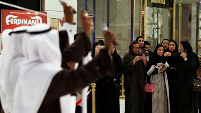 Warga Arab Saudi juga dapat nikmati kembali melihat film di bioskop, yang pernah dilarang sepanjang 35 tahun terakhir