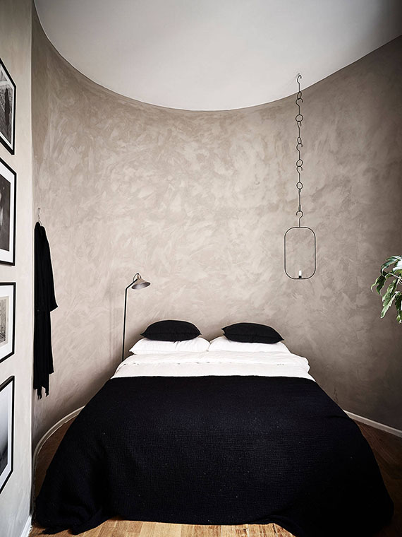 Bedroom with textured walls | Stadshem
