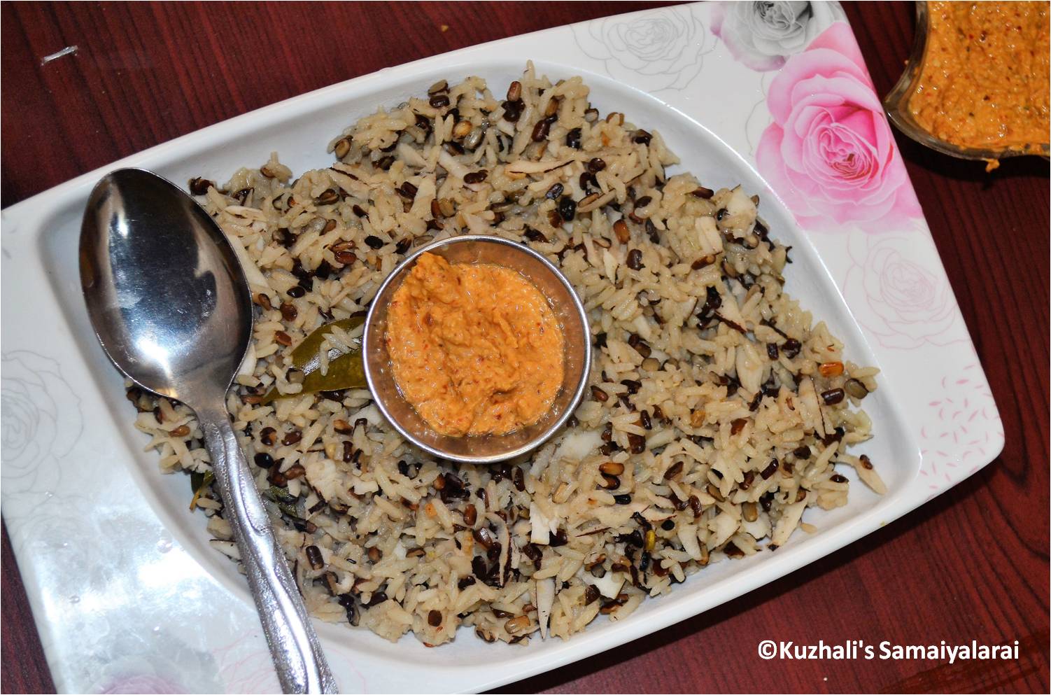 http://www.kuzhalisamaiyalarai.in/2017/02/ulunthu-paruppu-satham-urad-dhal-rice.html