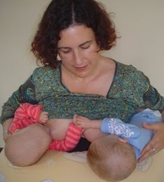 lactancia materna gemelos mellizos balón de rugby amamantar a dos