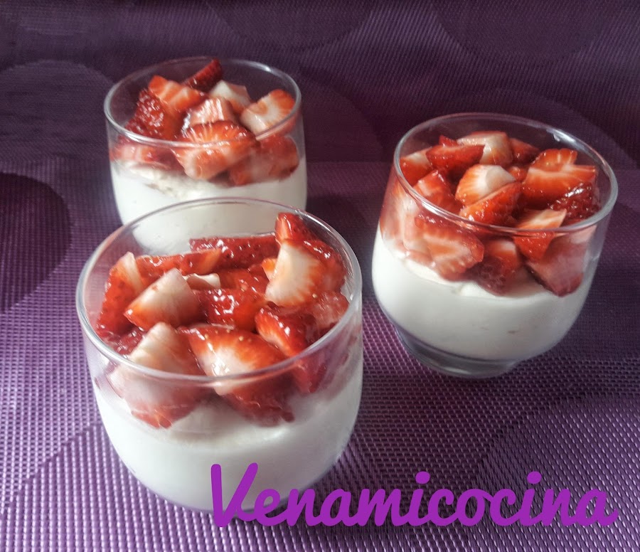 Vasitos de mousse de chocolate blanco con fresas.