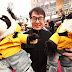 Jackie Chan camina en los Oscars con pandas de peluche