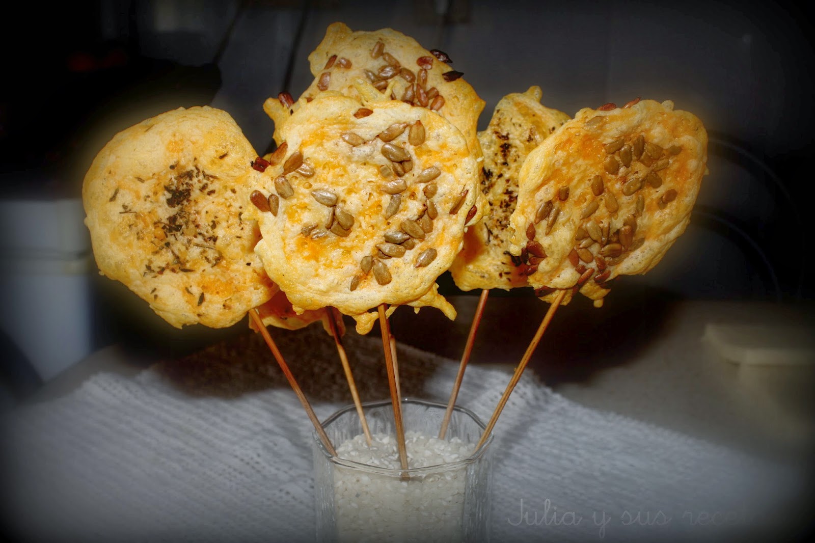 Piruletas de queso rallado con pipas y orégano. Julia y sus recetas