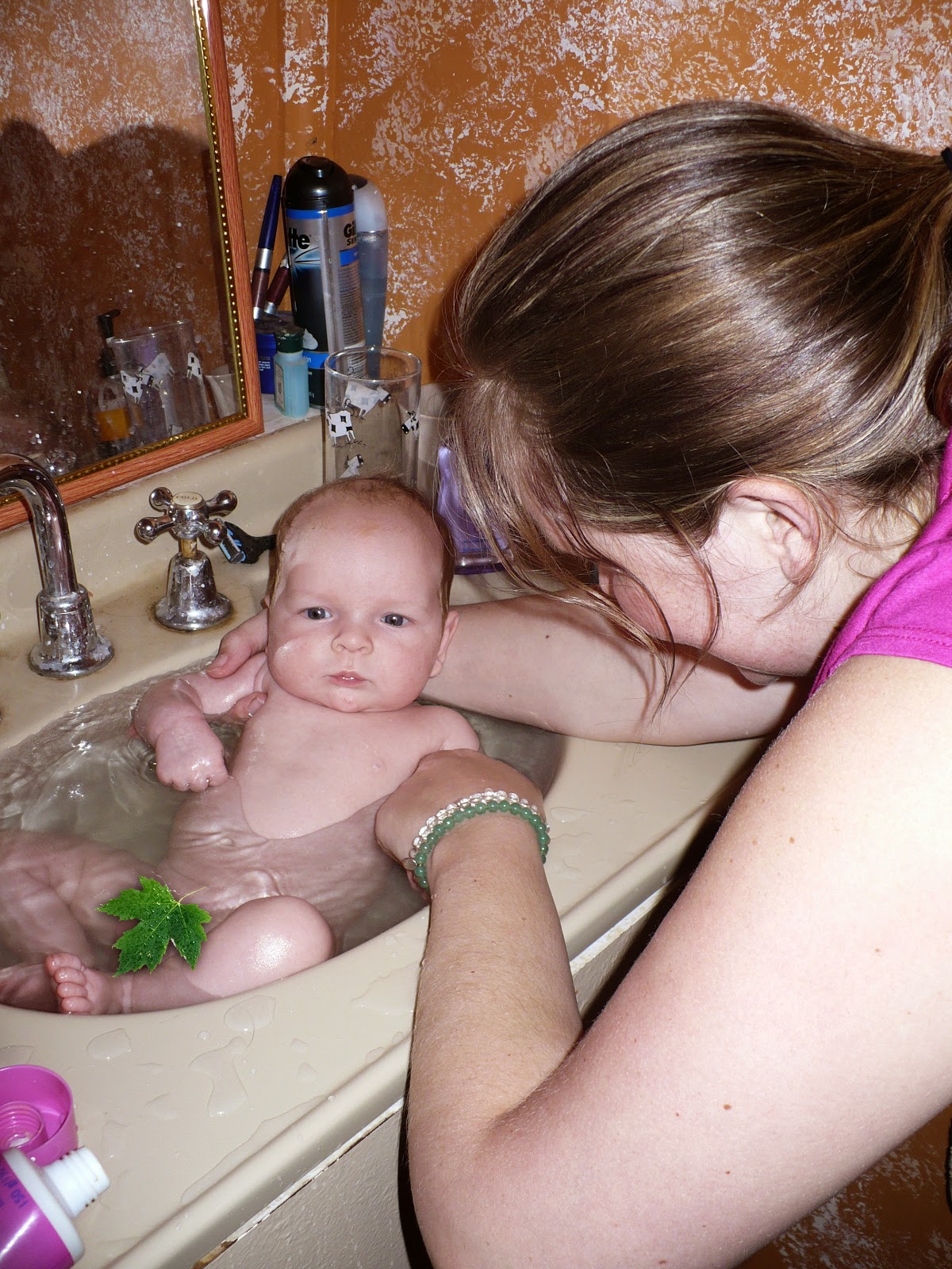Мама моет голого сына. Мама моет ребенка в раковине. Подмывать новорожденную девочку. Малыш в раковине.