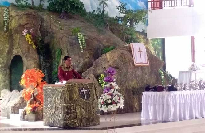 15 Tahun Dikerjakan Gereja Luma Keleye Akhirnya Diresmikan Ambon, Malukupost.com - Keinginan masyarakat Rumahkay untuk memiliki gedung Gereja yang representatif akhirnya terwujud, dengan diresmikannya gedung Gereja Luma Keleye yang dikerjakan selama 15 tahun, 6 bulan, 10 hari. Dalam kurun waktu yang cukup panjang tersebut, masyarakat maupun panitia pembangunan gedung Gereja Luma Keleye terus melakukan berbagai upaya, dalam mencari dana maupun mengumpulkan bantuan dari donatur. Kerja keras tersebut akhirnya terbayarkan dengan berdiri megahnya gedung Gereja yang memiliki dua lantai tersebut