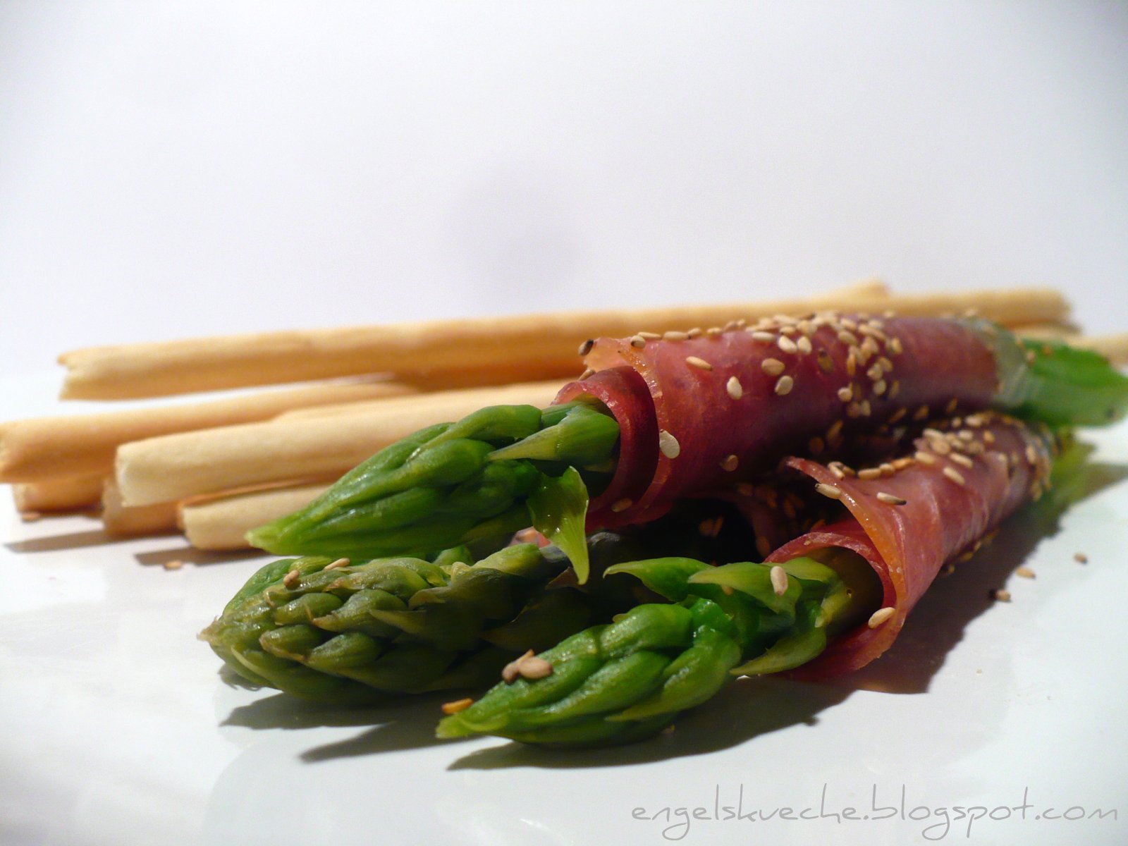 Essen aus Engelchens Küche: Grüner Spargel im Sesam-Parmaschinken-Mantel