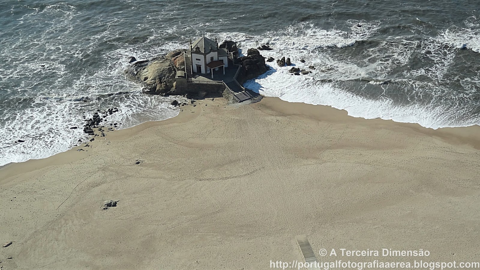A Terceira Dimensão Praia de Miramar e a Capela do Senhor da Pedra