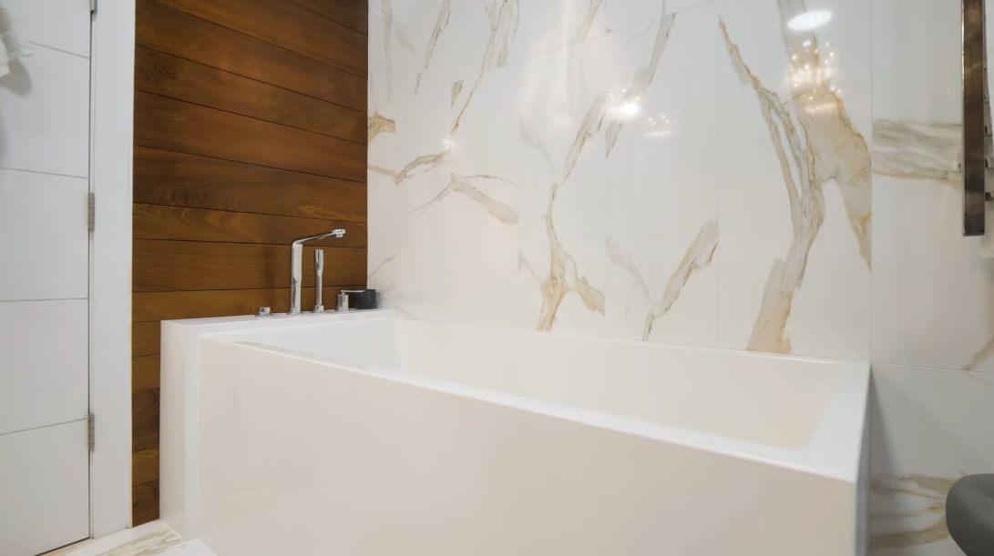 35 Interior Design Photos vs. 3046 N Ashland Ave Unit 1, Chicago Luxury Townhome Tour