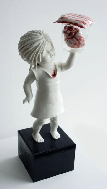 Maria Rubinke esculturas porcelana surreais sangue crianças macabras Coração
