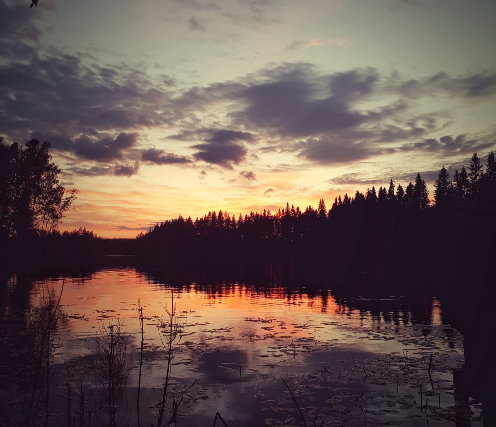 Auringonlasku Mökkeily