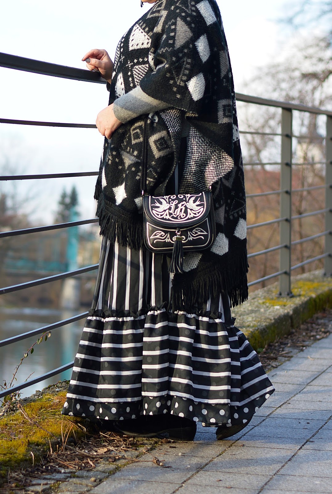 winter style, poncho, black and white fashion 
