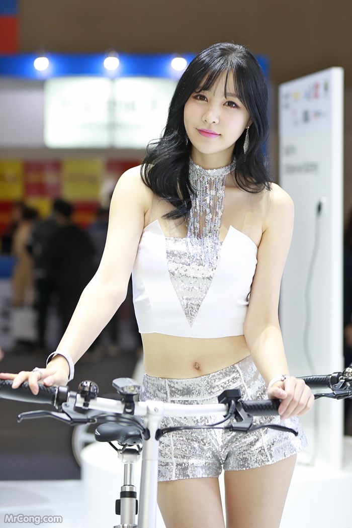Beautiful Hong Ji Yeon at the 2017 Seoul Motor Show (146 pictures) photo 2-3