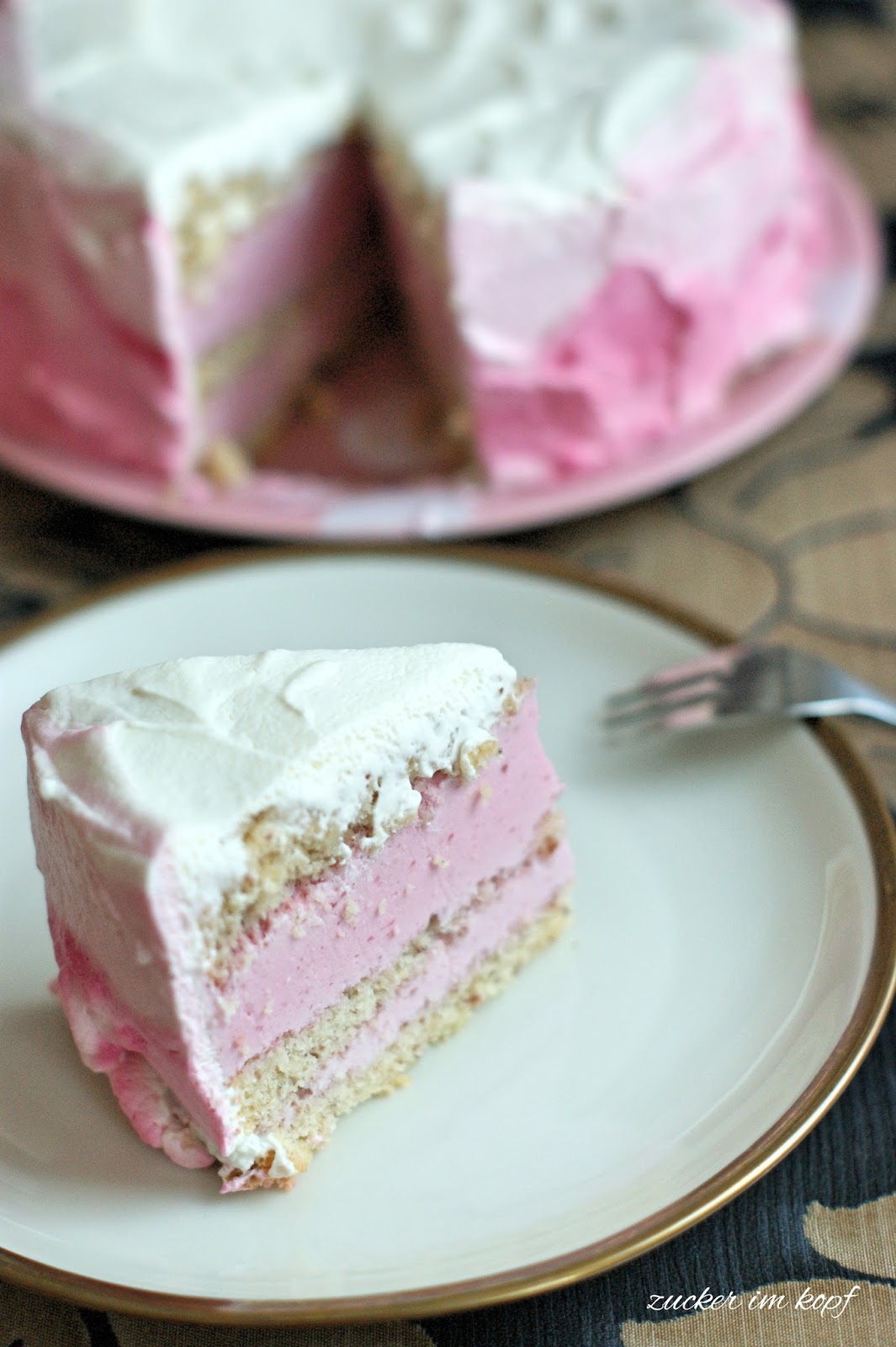 Himbeer Mandel Torte mit Ombre Sahne (in Pink) - Zucker im Kopf