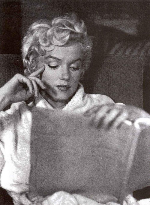 Lisa Papineau: Pictures of Marilyn Monroe reading (3)