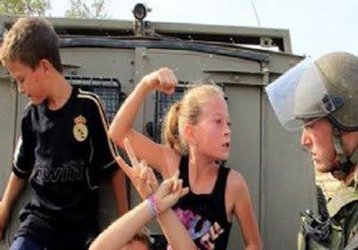 COOL : Askar Israel Disepak Budak Perempuan Palestin Berumur 10 Tahun