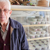 Ένας γαλατάς 89 ετών στην Ηλιούπολη φτιάχνει το καλύτερο παγωτό στην πόλη