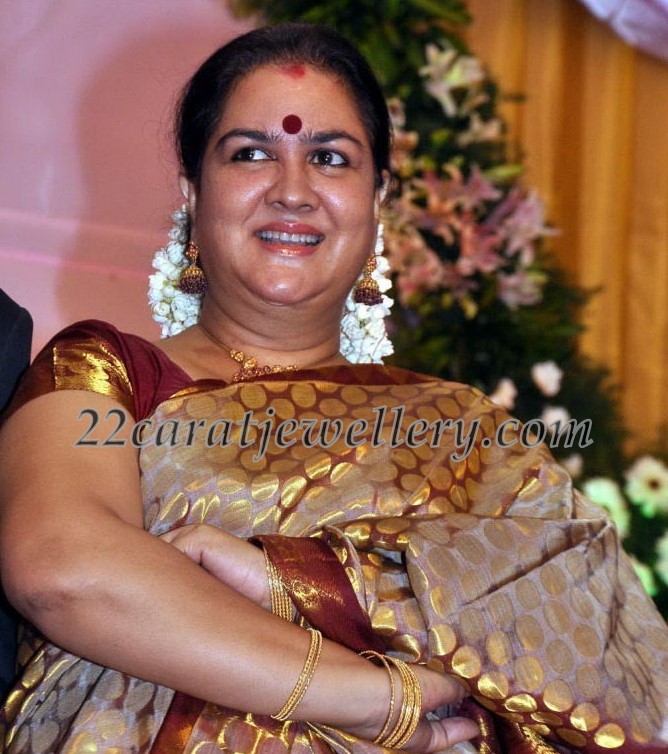 Urvashi model gold chain Clearance