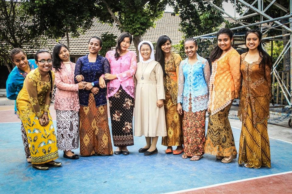 MIA AND ME Cahaya Perak Mempersatukan Keberagaman